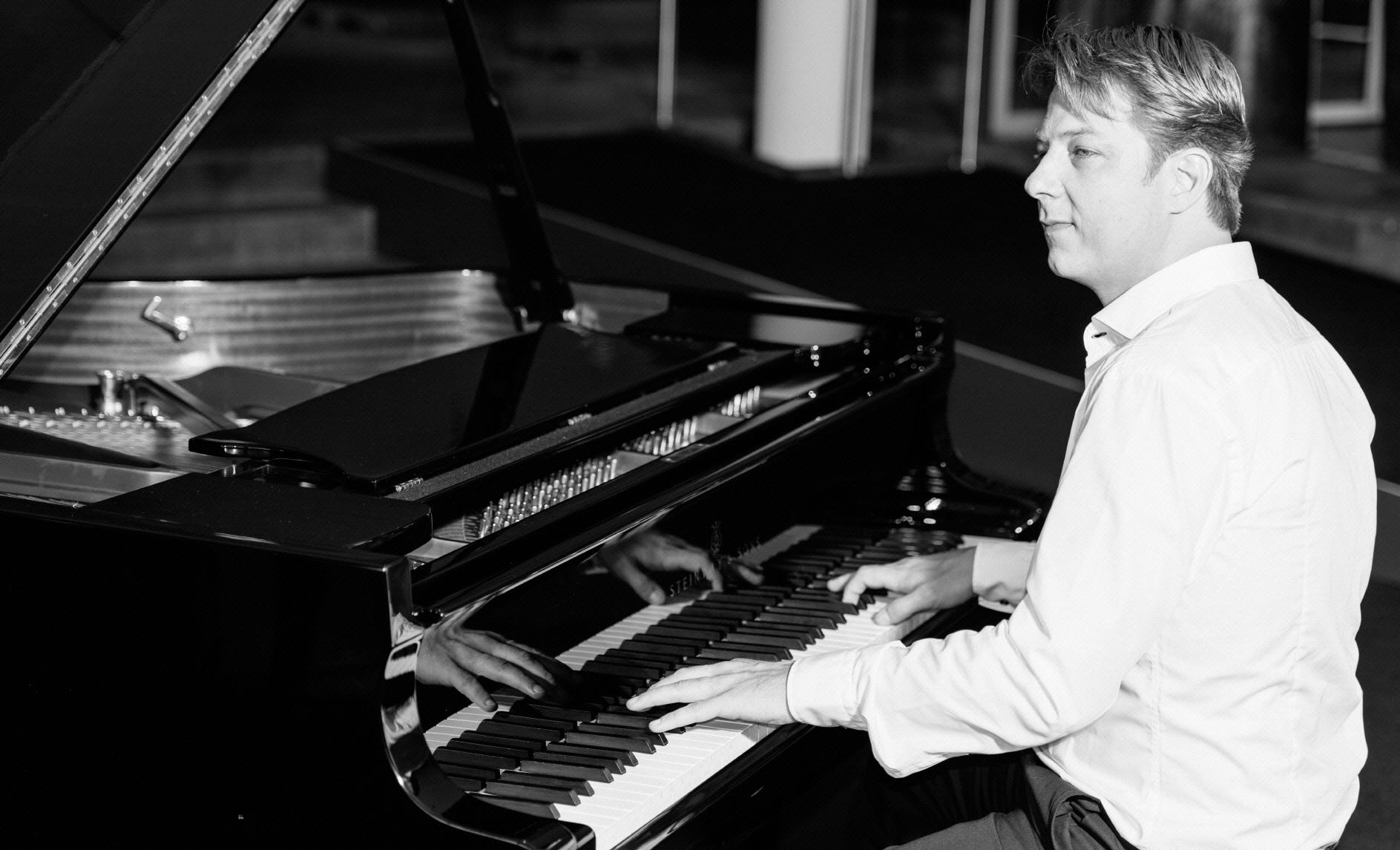 Pianist Sauerland: Klavierspieler f. Ihre Hochzeit im Sauerland