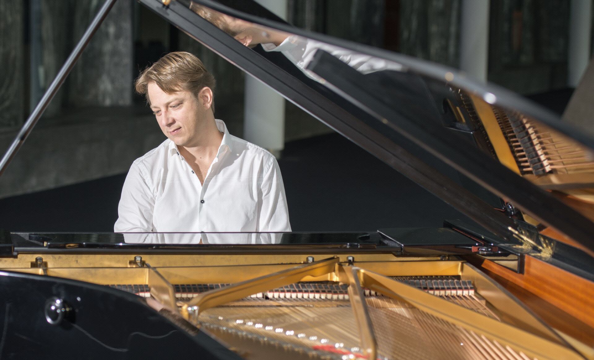 Für Ihre Hochzeit in Dortmund: Pianist Alexander Hoell
